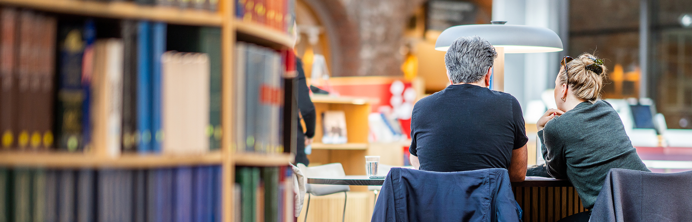 Studenter på läsebalkongen i bibliotekshallen på KTH Biblioteket